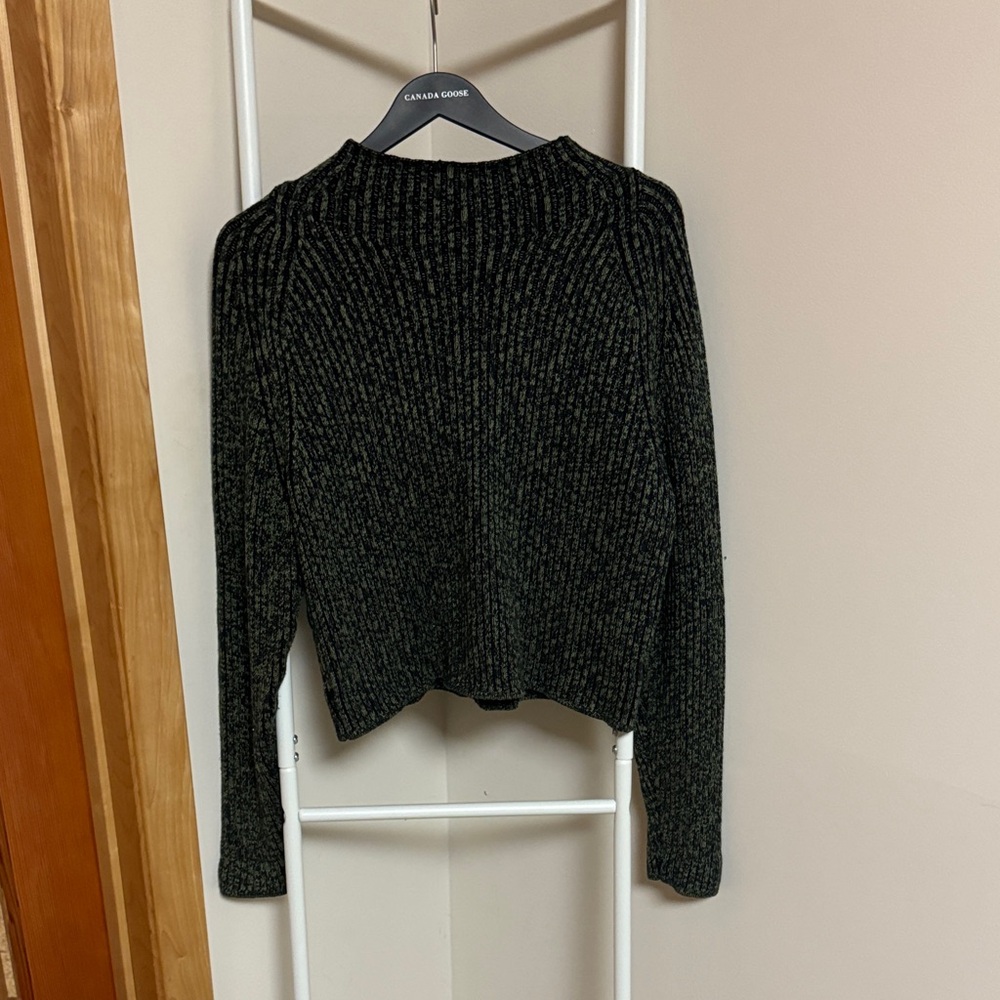 Women Lululemon Black and Green Ribbed Sweater
